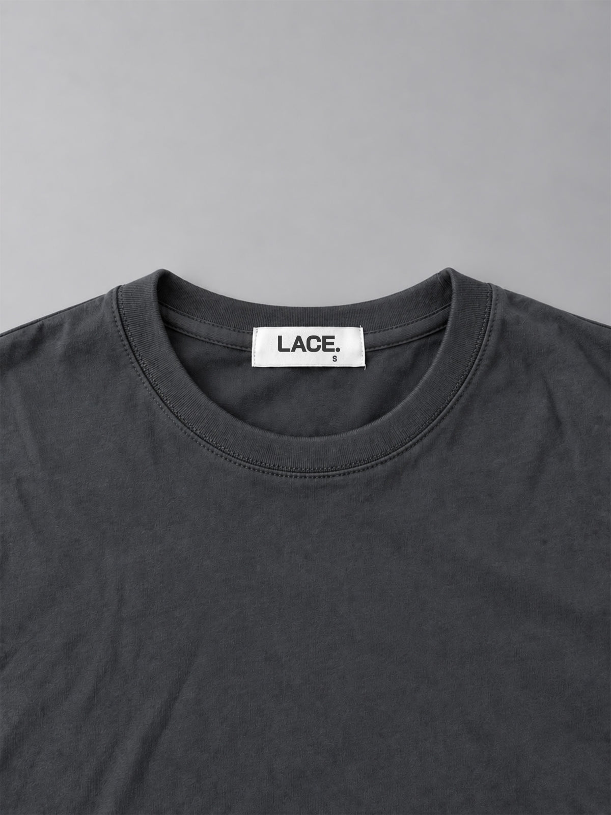 Lace Clothing Basic Shirt Dark Grey, Detailaufnahme LACE. Logo #dark-grey
