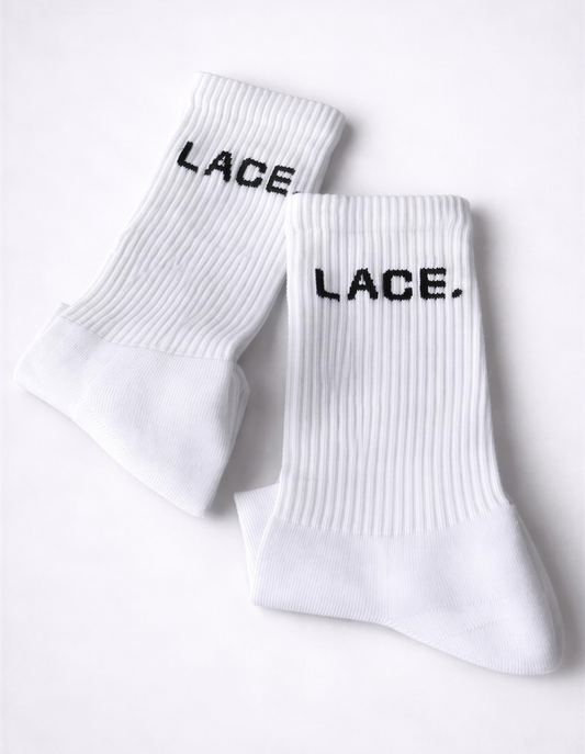 Signature Socks weiss mit schwarzem LACE. Logo, Produktansicht flach, Lace Clothing