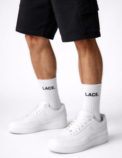 Signature Socks weisse Crew-Socken mit LACE. Schriftzug, getragen mit weissen Sneakers, Lace Clothing