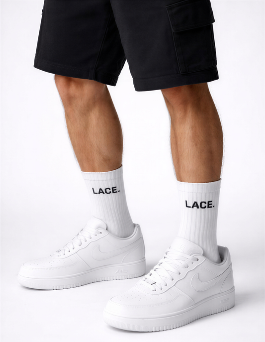 Signature Socks weisse Crew-Socken mit LACE. Schriftzug, getragen mit weissen Sneakers, Lace Clothing