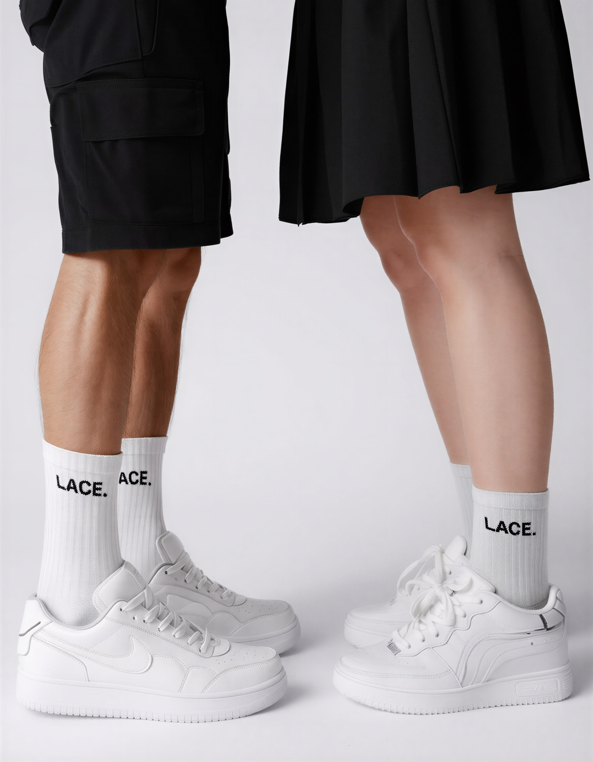 Signature Socks Double Pack, weisse Crew-Socken mit LACE. Schriftzug getragen mit weissen Sneakers, Lace Clothing