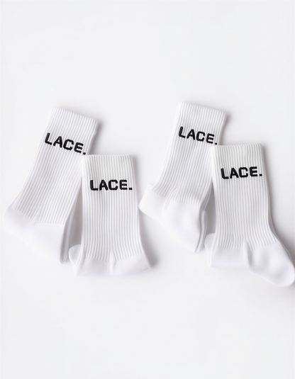 Signature Socks Double Pack, zwei Paar weisse Socken mit schwarzem LACE. Logo, Produktansicht, Lace Clothing
