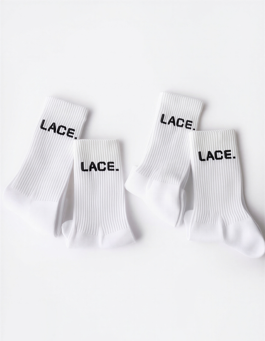 Signature Socks Double Pack, zwei Paar weisse Socken mit schwarzem LACE. Logo, Produktansicht, Lace Clothing